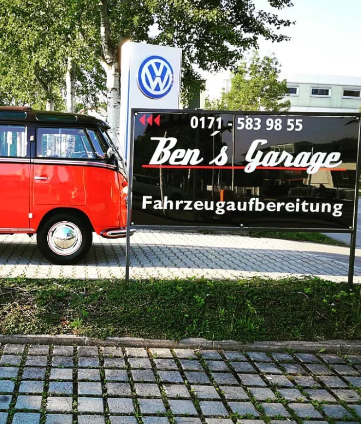 Ben's Garage Firmenschild und roter VW Bus in Starnberg