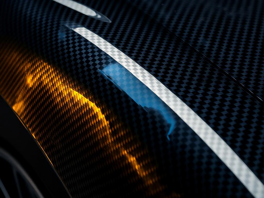 Polierter Carbon-Kotflügel mit Reflexionen